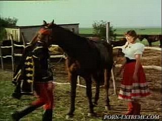 Brigand Memberikan Kuda ke Young Shire Gadis