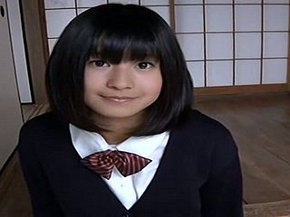 Linda chica universitaria japonesa se ve morose en su uniforme