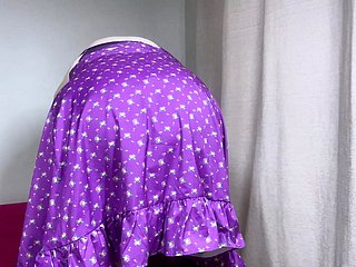 Foray maduro en wheezles falda lila corta, mostrando sus activos