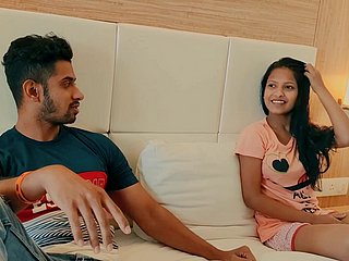Amateures indisches Paar zieht sich langsam aus, um Intercourse zu haben