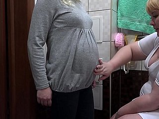Eine Krankenschwester macht für eine schwangere MILF milchig Einlauf relating to haarige Muschi und massiert ihre Vagina. Verfahren unerwartet relating to Orgasmus enden. Fetisch Lesben.